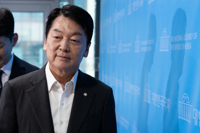 안철수 국민의힘 혁신위원장이 7일 서울 여의도 국회 소통관에서 기자회견을 열고 혁신위원장 사퇴 및 전당대회 출마를 밝힌 후 기자회견장을 나서고 있다. 뉴스1