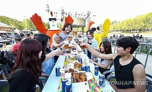 '치맥으로 더위 날려!' (출처=연합뉴스)