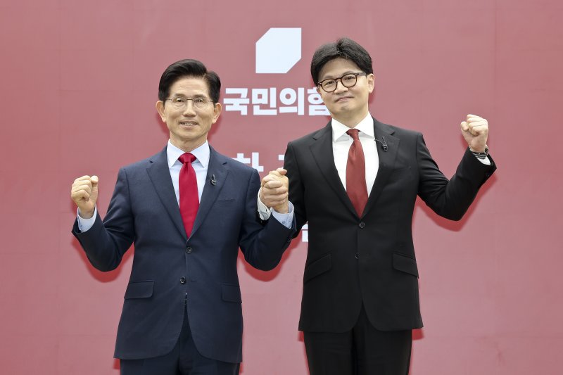 바카라사이트 비타임(왼쪽), 한동훈 국민의힘 대선 경선 후보가 23일 서울 여의도 국민의힘 중앙당사에서 열린 2차 경선 토론회 미디어데이에서 포즈를 취하고 있다. 2025.4.23/바카라사이트 비타임1 ⓒ News1 국회사진취재단