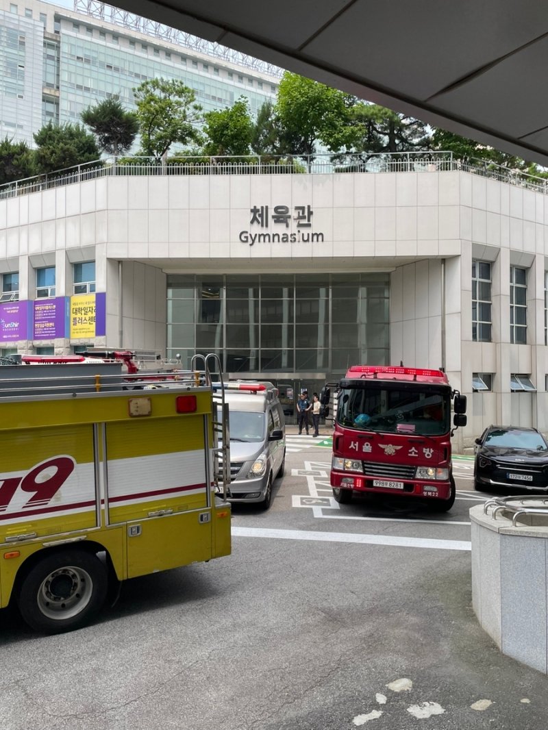 성신여대에 출동한 경찰과 소방당국 (출처=연합뉴스)