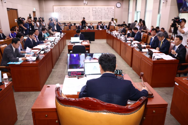 이춘석 법제사법위원장이 3일 오전 서울 여의도 국회에서 열린 상법 개정안 등에 대한 법제사법위원회 전체회의에서 안건을 상정하며 의사봉을 두드리고 있다. 2025.7.3/뉴스1 ⓒ News1 김민지 기자