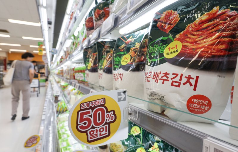 서울 시내 대형마트에서 포장 김치가 진열돼 있다. 뉴시스