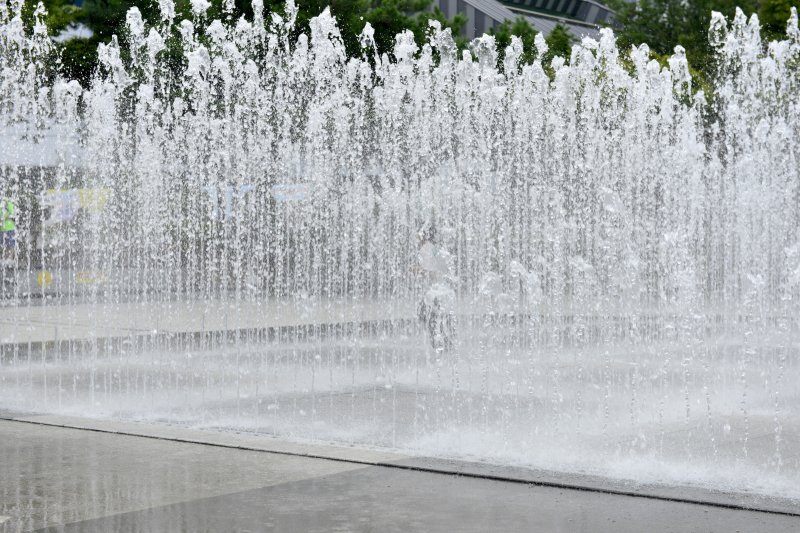 7일 대구 서구청 인근 바닥분수. 초등생이 바닥분수에 나오는 물에서 즐거운 시간을 보내고 있다. 2025.7.7/뉴스1 ⓒ News1 이성덕 기자