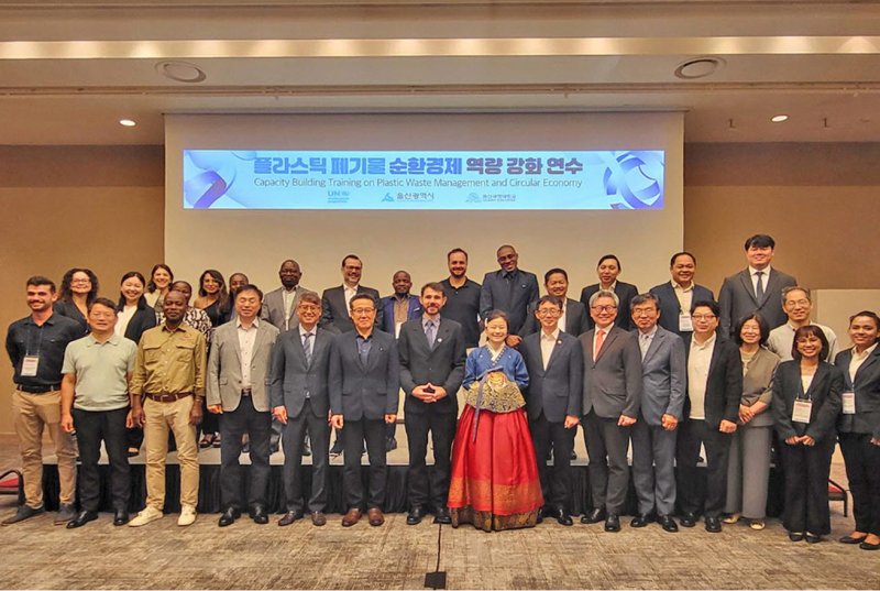 [울산=뉴시스] 구미현 기자 = 울산과학대학교가 해외 5개국 공무원을 초청해 전 지구적 문제인 플라스틱 폐기물에 대한 해결책 모색에 나섰다. (사진=울산과학대 제공) photo@newsis.com *재판매 및 DB 금지
