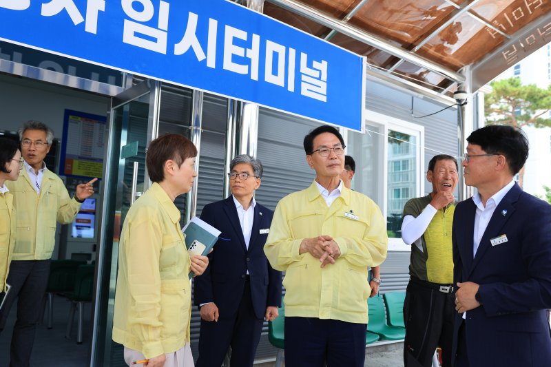 [고창=뉴시스] 바카라사이트 정보 '터미널도시재생 혁신지구사업'에 의해 장소를 옮겨 첫 운영을 시작한 고창군 임시버스터미널에서 심덕섭 군수 현장점검을 하고 있다. *재판매 및 DB 금지