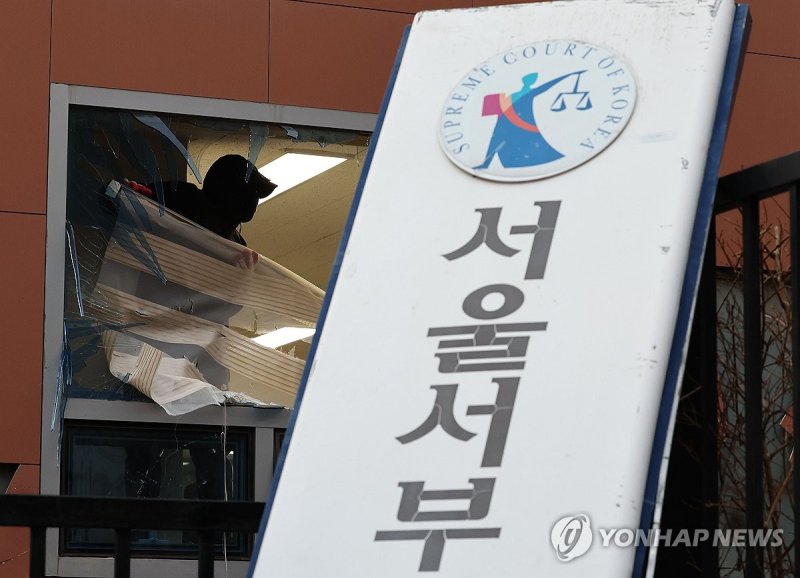 서부지법 난동서 출입문 강제로 열려고 한 30대 실형…"민주주의 흔들어"