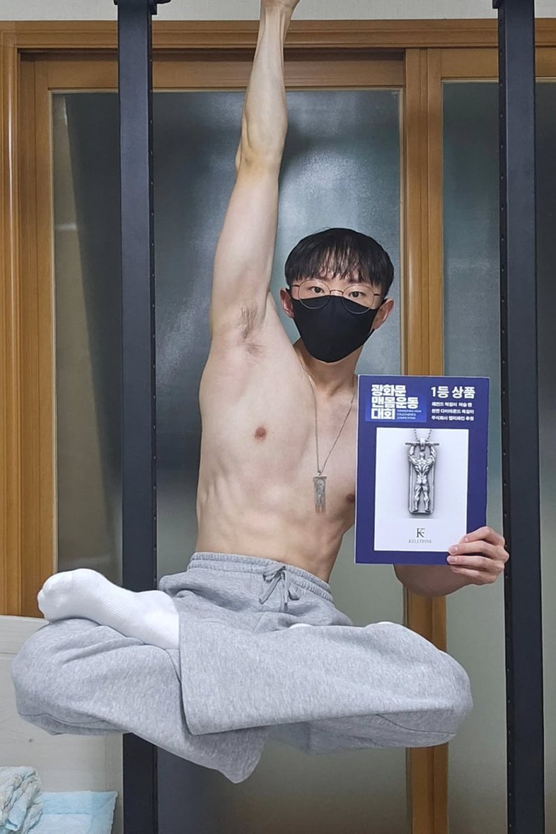 [서울=뉴시스]10번이 넘는 두경부암 수술을 이겨내고 턱걸이 챔피언이 된 김동호 군. (사진= 김동호 군 인스타그램) 2025.07.07. photo@newsis.com.