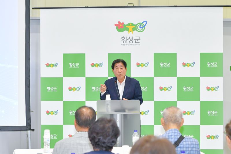 김명기 횡성군수가 7일 횡성읍 묵계리 미래 모빌리티 특화단지에서 민선8기 3주년 성과와 군정 운영 방향에 대해 설명하고 있다. 횡성군 제공