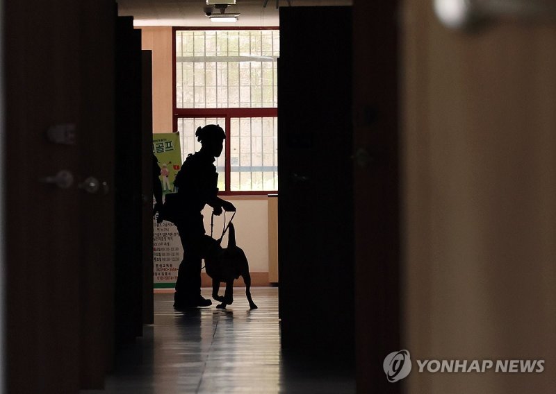 수색하는 폭발물 처리반 (출처=연합뉴스)
