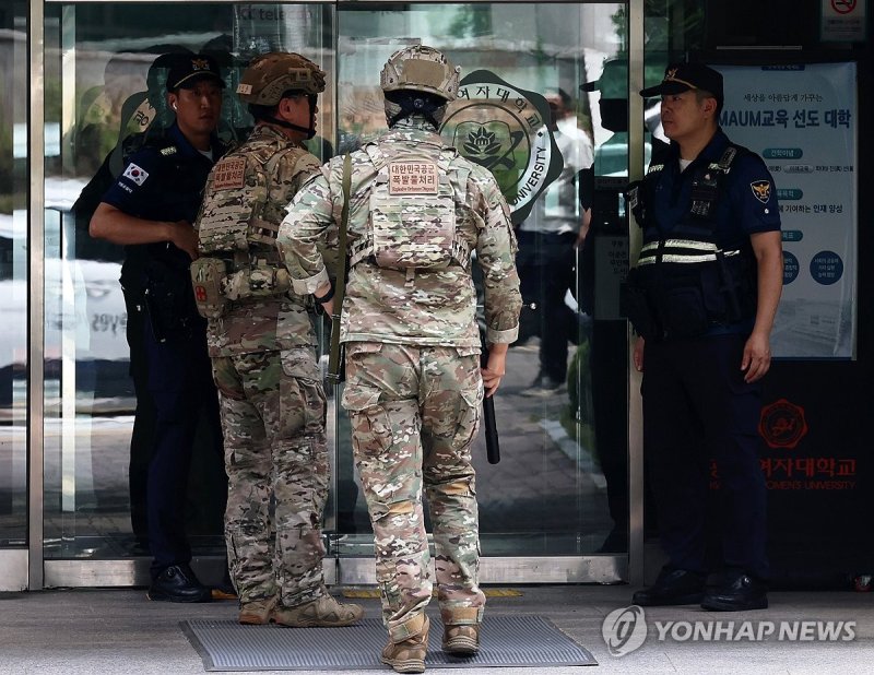 폭발물 수색하는 공군 (출처=연합뉴스)