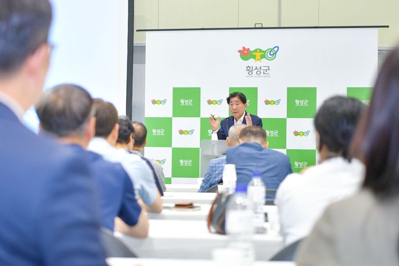 김명기 횡성군수가 7일 진행된 민선 8기 3주년 언론브리핑에서 미래 모빌리티 거점특화단지에 대해 설명하고 있다. 횡성군 제공