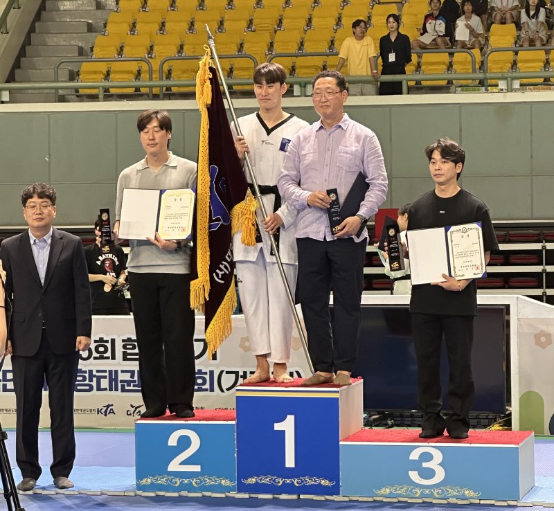 제55회 협회장기 전국대회에서 우승을 거둔 조선대 태권도부 이요셉 학생과 김병기 감독이 단상에 오르고 있다.(조선대 제공. 재배포 및 DB 금지)