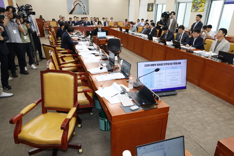 7일 오후 서울 여의도 국회에서 열린 과학기술정보방송통신위원회 전체회의에서 국민의힘 의원들이 의사진행과 관련해 최민희 위원장에게 항의하고 회의장을 나가 자리가 비어있다. 2025.7.7/뉴스1 ⓒ News1 이광호 기자