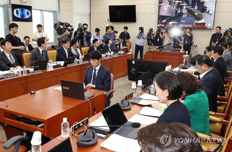 의사봉 두드리는 최민희 위원장 (출처=연합뉴스)