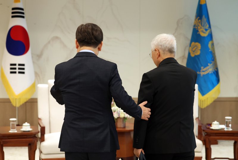 [서울=뉴시스] 고범준 기자 = 이재명 대통령이 7일 서울 용산 대통령실 청사에서 유흥식 추기경을 접견, 안내하고 있다. (대통령실통신사진기자단) 2025.07.07. bjko@newsis.com