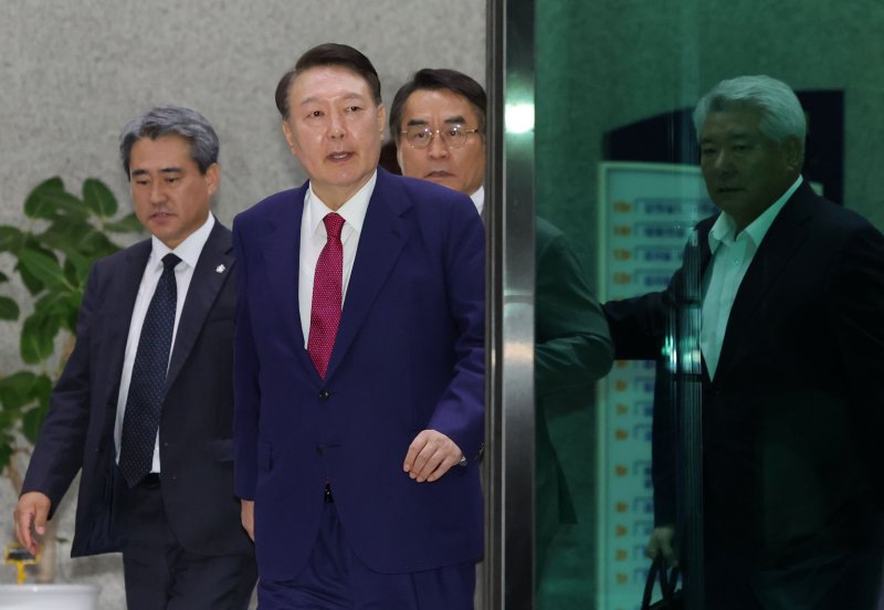 [서울=뉴시스] 홍효식 기자 = 윤석열 전 대통령이 5일 오후 서울 서초구 서울고등검찰청에 마련된 내란특검 사무실에서 2차 대면 조사를 마친 뒤 귀가하고 있다. 2025.07.06. yesphoto@newsis.com