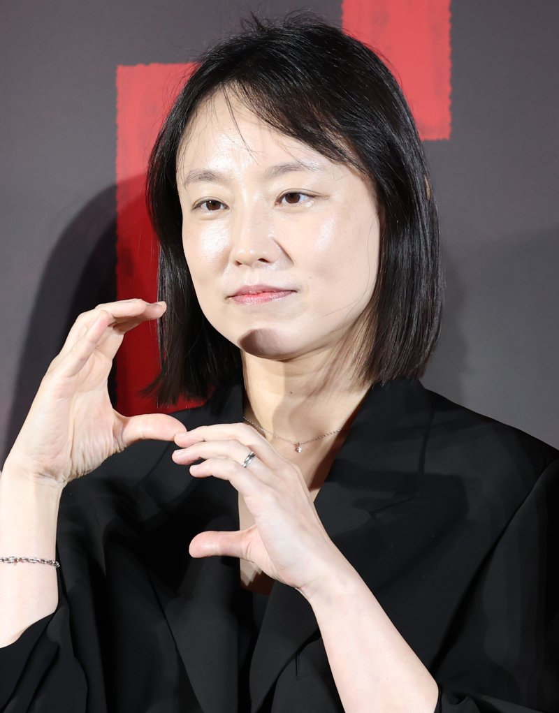 안주영 감독이 7일 서울 용산 CGV에서 열린 웨이브 오리지널 드라마 'S라인'의 제작발표회에 참석해 포즈를 취하고 있다. 'S라인'은 성적 관계를 맺은 사람들 사이에 이어지는 붉은 선, 일명 S라인이 보이기 시작하면서 금지된 욕망과 숨겨진 진실이 드러나는 판타지 스릴러다. 2025.7.7/뉴스1 ⓒ News1 권현진 기자