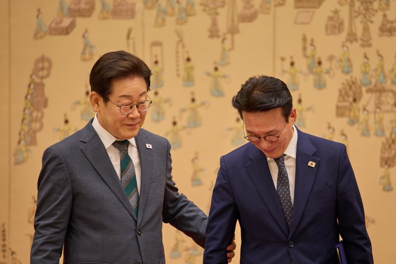이재명 대통령이 4일 서울 용산 대통령실 청사에서 열린 임명장 수여식에서 김민석 신임 국무총리에게 임명장을 수여한 후 기념촬영을 하기 위해 자리를 안내하고 있다 (대통령실 제공. 재판매 및 DB 금지) 2025.7.4/뉴스1 ⓒ News1 이재명 기자