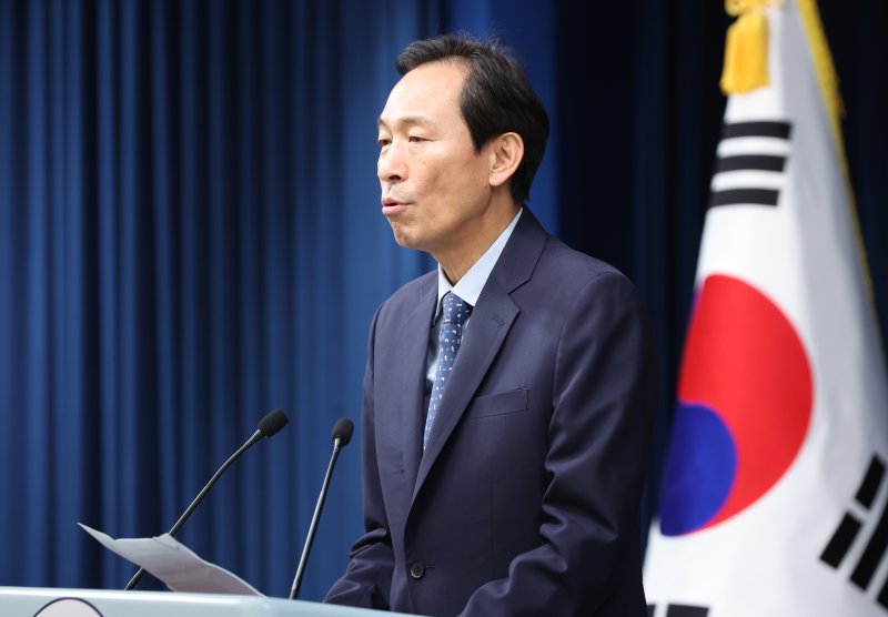 우상호 정무수석이 7일 서울 용산구 대통령실 청사에서 국무총리 오찬 주례 회동 관련 브리핑을 하고 있다. 2025.7.7/뉴스1 ⓒ News1 허경 기자