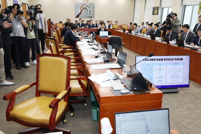 과방위 넘은 방송3법..국힘 “李대통령 입장 밝히라”