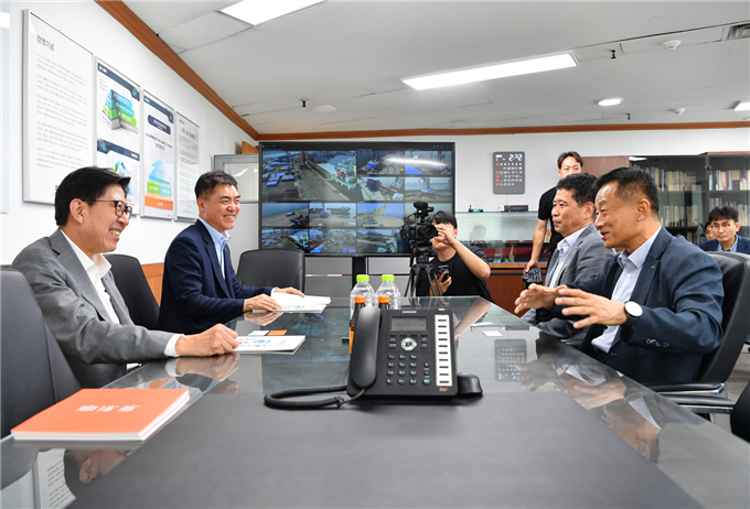 박형준 부산시장(왼쪽 첫번째)이 7일 오후 중구 중앙동 인터지스 본사를 찾아 인터지스 부산 본사 이전과 일부 인원 축소 관련 문제에 대해 협의하고 있다. 부산시 제공