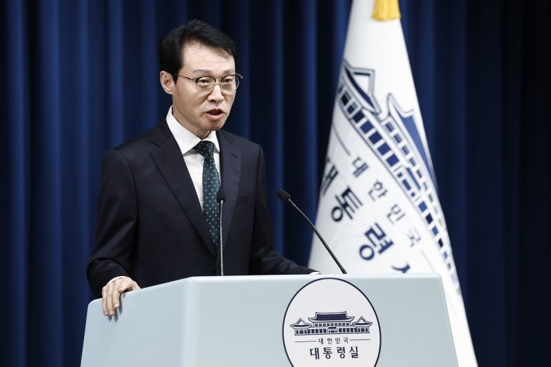 [서울=뉴시스] 최동준 기자 = 이규연 홍보소통수석이 7일 서울 용산 대통령실 청사에서 인천 계양구 맨홀 사고 관련 브리핑을 하고 있다. 2025.07.07. photocdj@newsis.com