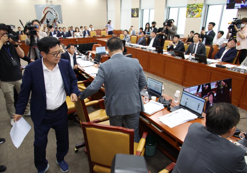 [서울=뉴시스] 김금보 기자 = 국회 과학기술정보방송통신위원회 국민의힘 위원들이 7일 서울 여의도 국회에서 열린 과학기술정보방송통신위원회 전체회의에서 최민희 위원장과 더불어민주당 위원들에게 방송 3법(방송법·방송문화진흥회법·한국교육방송공사법)과 관련해 항의하며 퇴장하고 있다. 2025.07.07. kgb@newsis.com