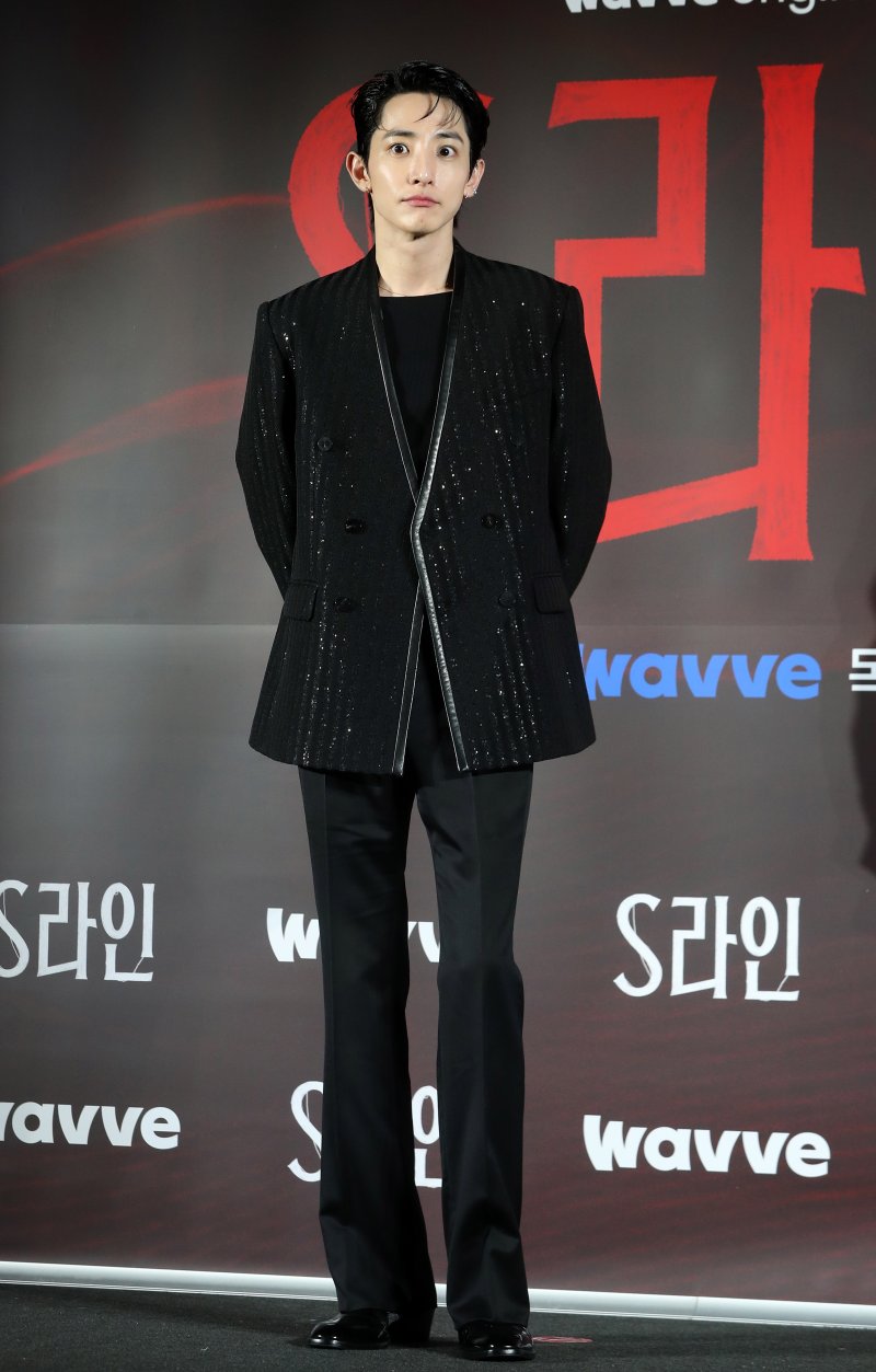 [서울=뉴시스] 김혜진 기자 = 배우 이수혁이 7일 오후 서울 용산구 CGV용산아이파크몰점에서 열린 웨이브 오리지널 드라마 'S라인' 제작발표회에서 포즈를 취하고 있다. 2025.07.07. jini@newsis.com