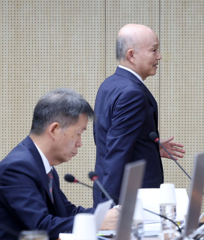 [서울=뉴시스] 홍효식 기자 = 안창호 국가인권위원회 위원장이 26일 서울 중구 국가인권위원회에서 열리는 제11차 전원위원회에 참석하고 있다. 왼쪽은 김용원 상임위원.이날 전원위원회에서는 세계국가인권기구연합(간리·GANHRI) 승인소위 특별심사 답변서 제출의 건을 의결한다. 2025.05.26. yesphoto@newsis.com