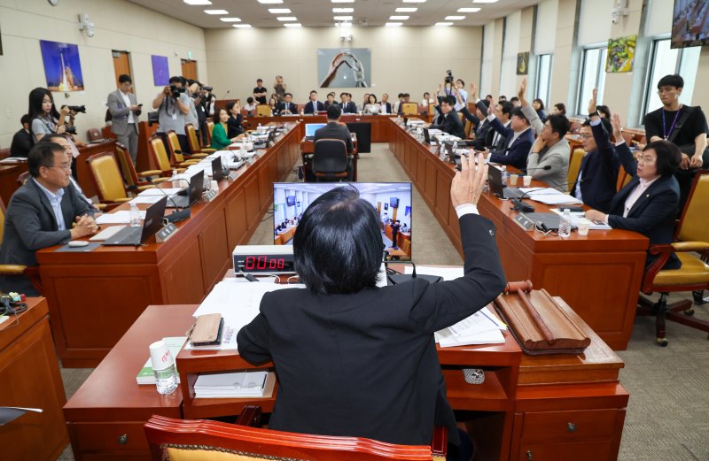 7일 오후 서울 여의도 국회에서 열린 제427회국회(임시회) 과학기술정보방송통신위원회 제1차 전체회의에서 최민희 위원장과 여당 의원들이 방송3법 의결 찬성 거수 표결을 하고 있다. 2025.7.7/뉴스1 ⓒ News1 안은나 기자