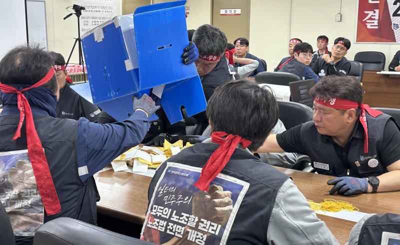 4일 울산시 동구 HD현대중공업 노동조합 지부 대회의실에서 파업 찬반투표 개표가 진행되고 있다. (금속노동조합 현대중공업 지부 제공. 재판매 및 DB 금지) 2025.7.4/뉴스1 ⓒ News1 조민주 기자