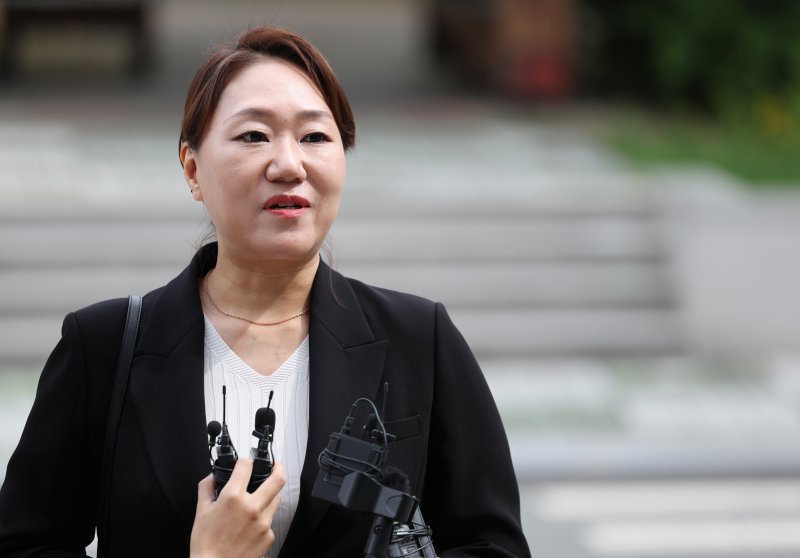 '명태균 여론조사비용 대납 의혹'과 관련해 홍준표 전 대구시장에 대한 폭로를 이어오고 있는 강혜경 전 미래한국연구소 부소장이 23일 오전 대구경찰청에 참고인 조사를 받기 위해 출석하고 있다. 2025.5.23/뉴스1 ⓒ News1 공정식 기자