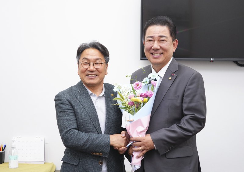 강기정 광주시장이 7일 여의도 국회에서 김병기 더불어민주당 당대표 직무대행 겸 원내대표를 방문해 광주발전 10대 프로젝트 국정과제 반영 지원을 건의한 후 기념촬영을 하고 있다.(광주시 제공. 재판매 및 DB 금지) 2025.7.7/뉴스1