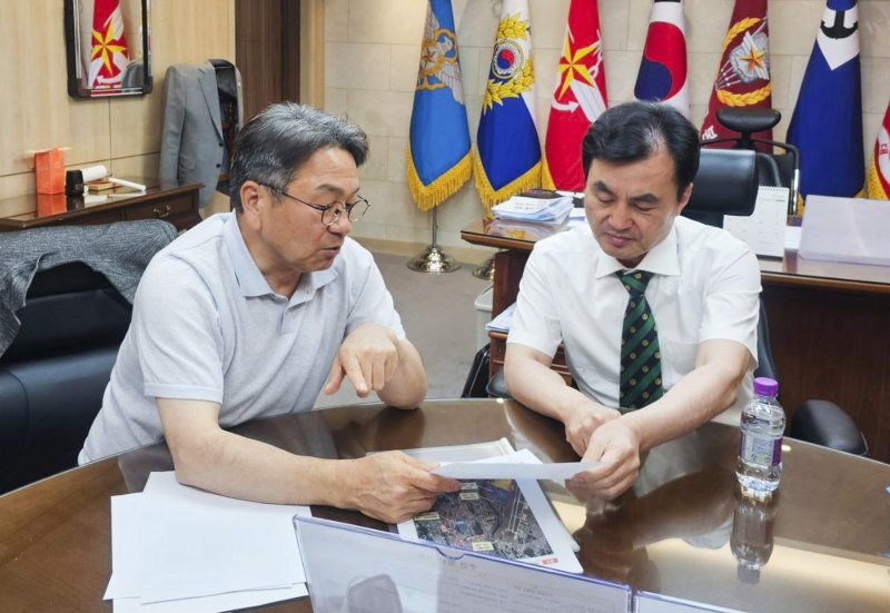 강기정 광주시장이 7일 국방부청사에서 안규백 국방부장관 후보자를 찾아 민·군 통합공항 이전에 대해 논의하고 있다.(광주시 제공. 재판매 및 DB 금지) 2025.7.7/뉴스1