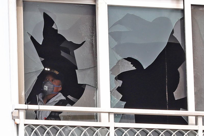 3일 어린이 2명이 숨진 부산 기장군 한 아파트 화재 현장에서 소방당국과 경찰 등 관계 기관이 합동감식을 벌이고 있다. 전날 오후 10시 58분쯤 기장군 한 아파트 6층에서 부모가 잠시 외출한 사이 불이 나 6살, 8살 자매가 심정지 상태로 인근 병원에 이송됐지만 끝내 사망 판정을 받았다. 2025.7.3/뉴스1 ⓒ News1 윤일지 기자