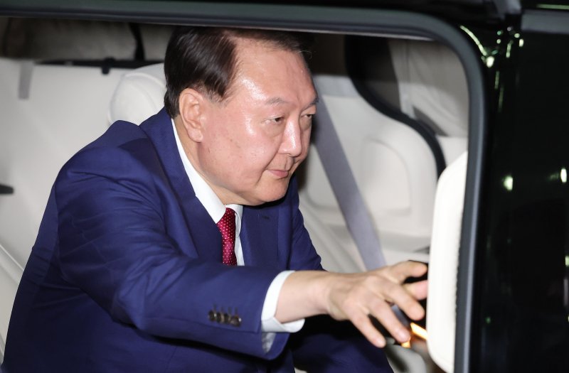 [서울=뉴시스] 홍효식 기자 = 윤석열 전 대통령이 5일 오후 서울 서초구 서울고등검찰청에 마련된 내란특검 사무실에서 2차 대면 조사를 마친 뒤 귀가하고 있다. 2025.07.06. yesphoto@newsis.com