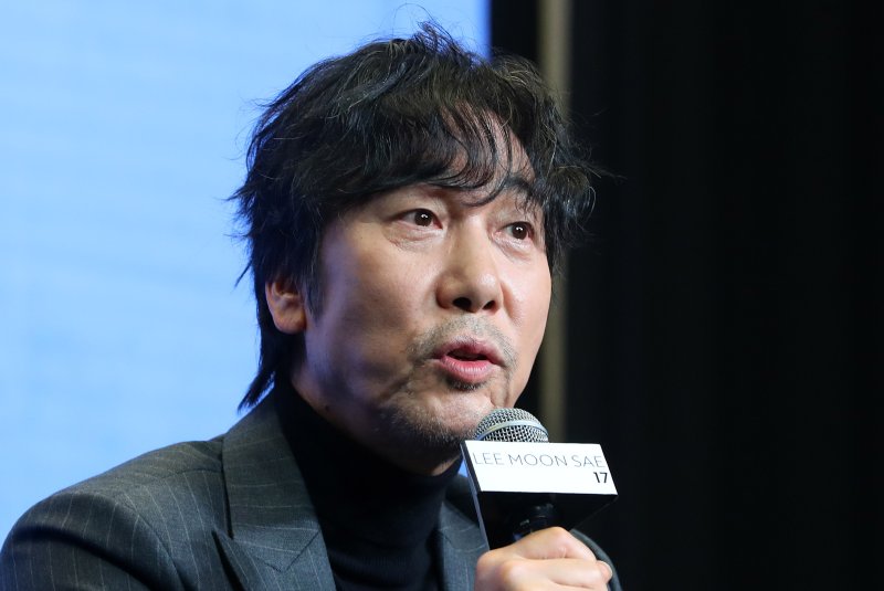 [서울=뉴시스] 김혜진 기자 = 가수 이문세가 13일 오후 서울 마포구 스탠포드호텔에서 열린 열일곱 번째 정규앨범 발매 기념 기자간담회에서 취재진의 질문에 답하고 있다.이문세는 이날 오후 6시 정규 17집의 수록곡 '이별에도 사랑이'와 '마이 블루스' 2곡을 온라인 음원 사이트를 통해 발매한다. 이어 2025년 앨범 완결을 목표로 정규 17집 수록곡들을 순차적으로 공개할 예정이다. 2024.11.13. jini@newsis.com