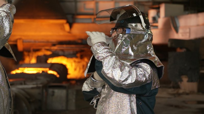 [포항=뉴시스] 안병철 기자 = 포스코 포항제철소 내 용광로에서 근로자들이 더위를 식히기 위해 얼음물을 마시고 있다.(사진=포스코 제공) 2025.07.07. photo@newsis.com