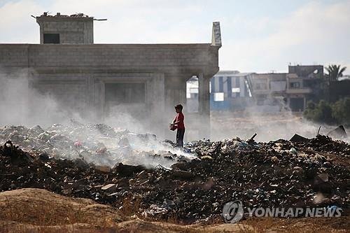 이스라엘 공습으로 폐허가 된 가자지구의 팔레스타인 소년 (출처=연합뉴스)