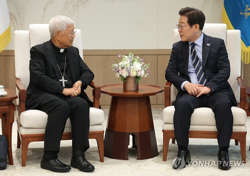 李대통령, 유흥식 추기경 접견…종교계 인사 첫 만남 (출처=연합뉴스)