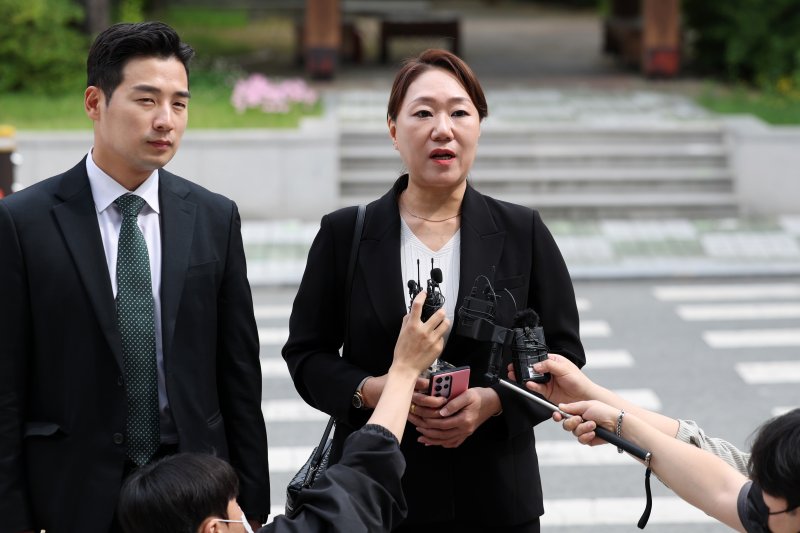 '명태균 여론조사비용 대납 의혹'과 관련해 홍준표 전 대구시장에 대한 폭로를 이어오고 있는 강혜경 전 미래한국연구소 부소장이 23일 오전 대구경찰청에 참고인 조사를 받기 위해 출석하고 있다. 2025.5.23/뉴스1 ⓒ News1 공정식 기자