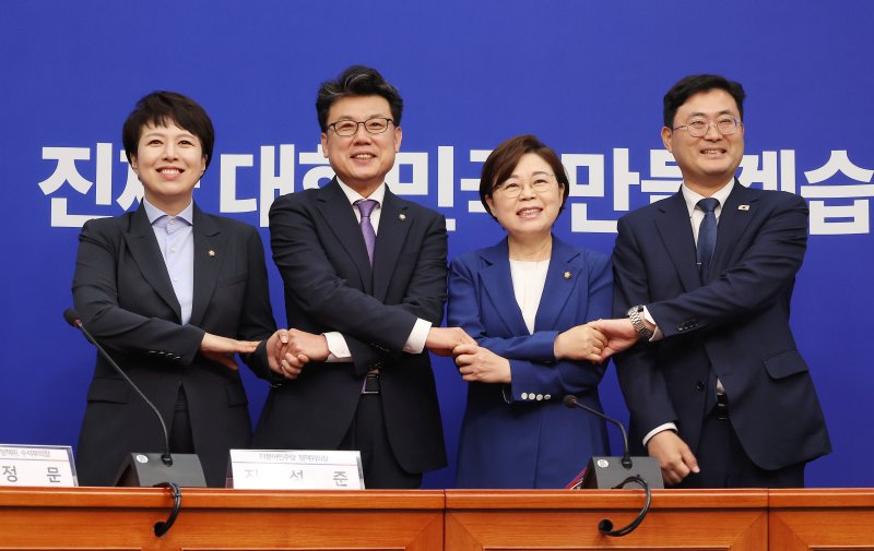바카라사이트 윈윈가 7일 국회에서 만나 대선공약 중 공통분모만 모아 협업하자며 '민생공약 협의체' 구성에 합의했다. 왼쪽부터 국민의힘 김은혜 정책수석부대표, 더불어민주당 진성준 정책위의장, 국민의힘 김정재 정책위의장, 더불어민주당 이정문 정책위 수석부의장. 연합뉴스
