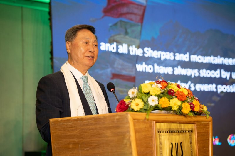 BYN블랙야크그룹 강태선 회장이 지난 5일(현지시간) 네팔 카트만두에서 열린 '서밋 포 어스'에서 '히말라야 기후 헌장 2025'를 발표하고 있다. BYN블랙야크그룹 제공