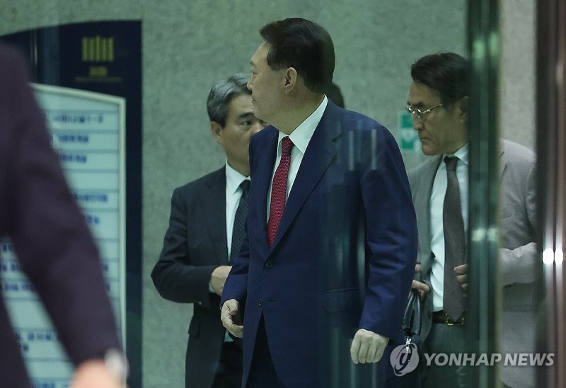조사 후 고검 나서는 윤석열 전 대통령 (출처=연합뉴스)