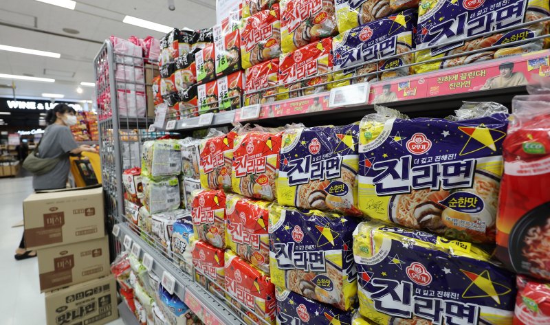 서울의 한 대형마트에 라면이 진열돼 있다. ⓒ News1 박지혜 기자