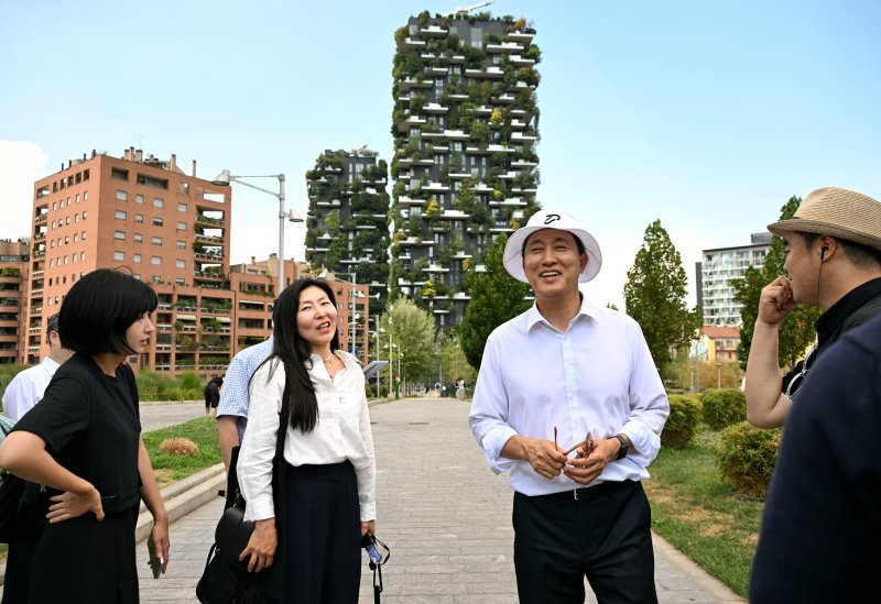 오세훈 카지노사이트 바카라사이트시장(오른쪽 두번째)이 지난 4일(현지시간) 이탈리아 밀라노의 카지노사이트 바카라사이트공간 혁신사례인 '포르타 누오바' 지구를 살피고 있다. 카지노사이트 바카라사이트시 제공