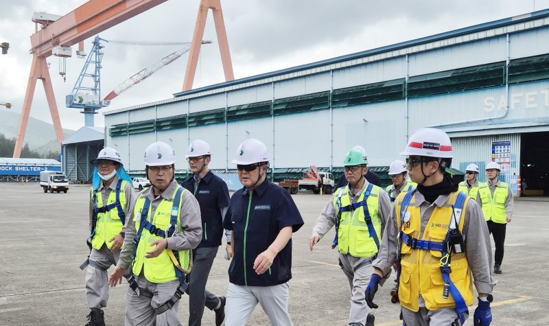 권오갑 HD현대 회장(가운데)이 7일 필리핀 수빅 조선소 현장을 점검하고 있다. HD현대 제공