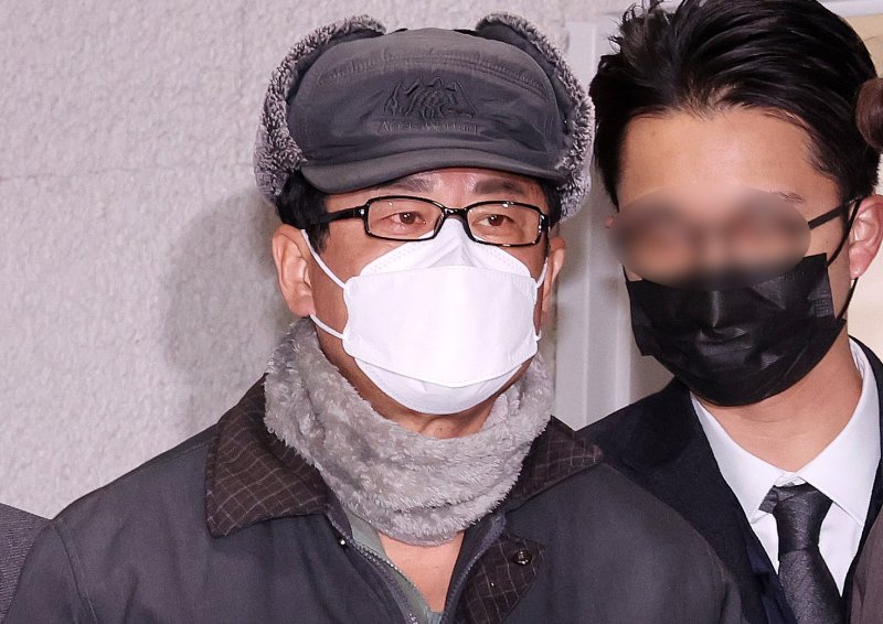 12·3 비상계엄 사태를 사전에 모의한 혐의를 받는 노상원 전 정보해외 바카라 사이트이 24일 서울 은평구 서부경찰서에서 검찰로 송치되고 있다. 민간인 신분인 노 전 해외 바카라 사이트은 박근혜 정부에서 정보해외 바카라 사이트을 지낸 인물로 육군사관학교 선배인 김용현 전 국방부 장관을 도와 포고령을 작성하는 등 계엄을 사전에 기획한 혐의를 받고 있다. 2024.12.24/해외 바카라 사이트1 ⓒ News1 박지혜 기자