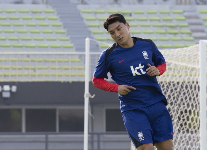 [성남=뉴시스] 김근수 기자 = 대한민국 축구 국가대표팀 주민규가 3일 오후 경기 성남종합운동장에서 회복 훈련을 하고 있다. 동아시아 축구연맹(EAFF) E-1 챔피언십'(동아시안컵)에 출전하는 남자대표팀은 오는 7일 오후 8시 중국과의 개막전을 시작으로 11일 오후 8시 홍콩, 15일 오후 7시 24분 일본과 차례로 용인미르스타디움에서 경기를 치른다. 2025.07.03. ks@newsis.com