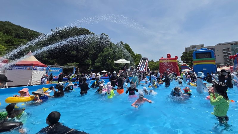 "워터파크 저리가라" 가성비 피서지 '경마장' 뜬다